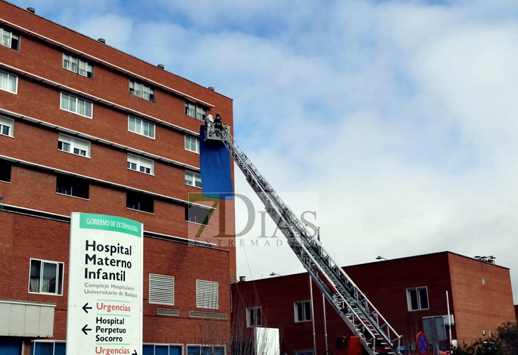 Los bomberos ayudan a los Reyes Magos a repartir ilusión en el Materno