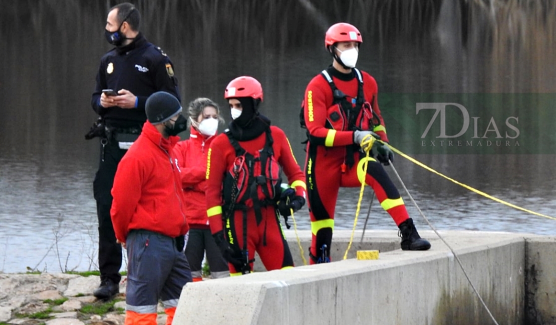 Intentan retirar la barca donde perdieron la vida 3 personas en el Guadiana