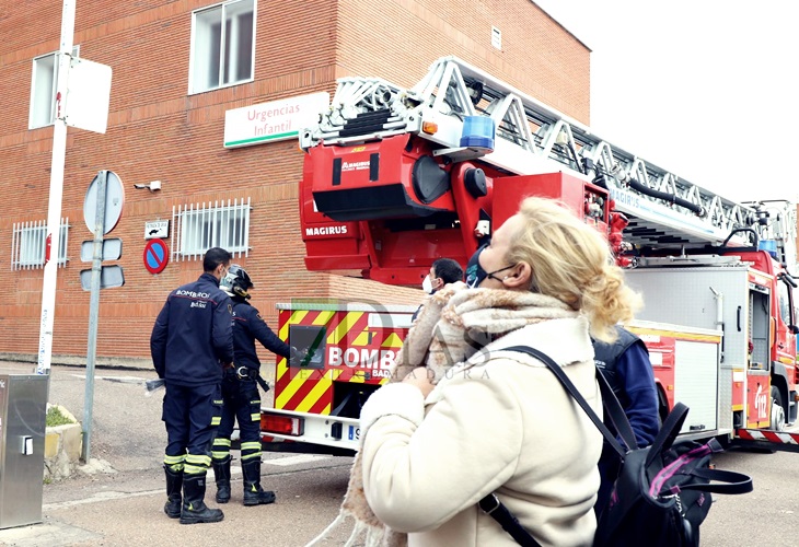 Los bomberos ayudan a los Reyes Magos a repartir ilusión en el Materno