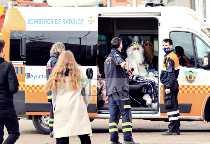 Los bomberos ayudan a los Reyes Magos a repartir ilusión en el Materno