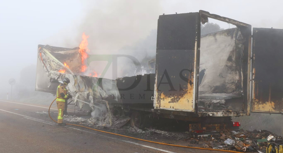 Sale ardiendo un tráiler en la N-523 cerca de Gévora (Badajoz) y provoca cortes