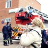 Los bomberos ayudan a los Reyes Magos a repartir ilusión en el Materno