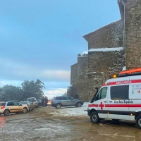 Envían efectivos a la zona del Monasterio de Tentudía ante la acumulación de personas por la nieve