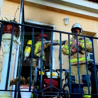 Tres personas afectadas en un incendio de vivienda en Cáceres