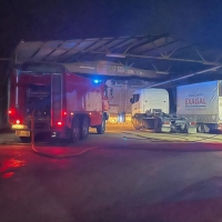 Un incendio calcina dos naves con maquinaria agrícola cerca de Don Benito