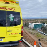 Salida de vía de un tráiler en la A-66 cerca de Los Santos de Maimona (Badajoz)