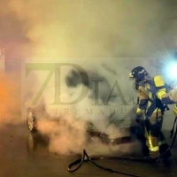 La quema de vehículos en las calles pacenses, una constante para la Policía y Bomberos