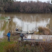 Bomberos de Badajoz logran sacar la barca del río Guadiana tras el trágico accidente