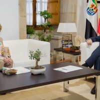 Vara se entrevista con la nueva directora de la Real Academia de Extremadura