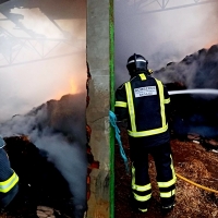 Cede el techo de una nave cercana a Olivenza tras declararse un incendio