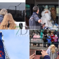 Los bomberos ayudan a los Reyes Magos a repartir ilusión en el Materno