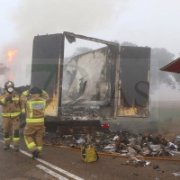 Sale ardiendo un tráiler en la N-523 cerca de Gévora (Badajoz) y provoca cortes