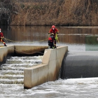 Intentan retirar sin éxito la barca donde perdieron la vida tres personas