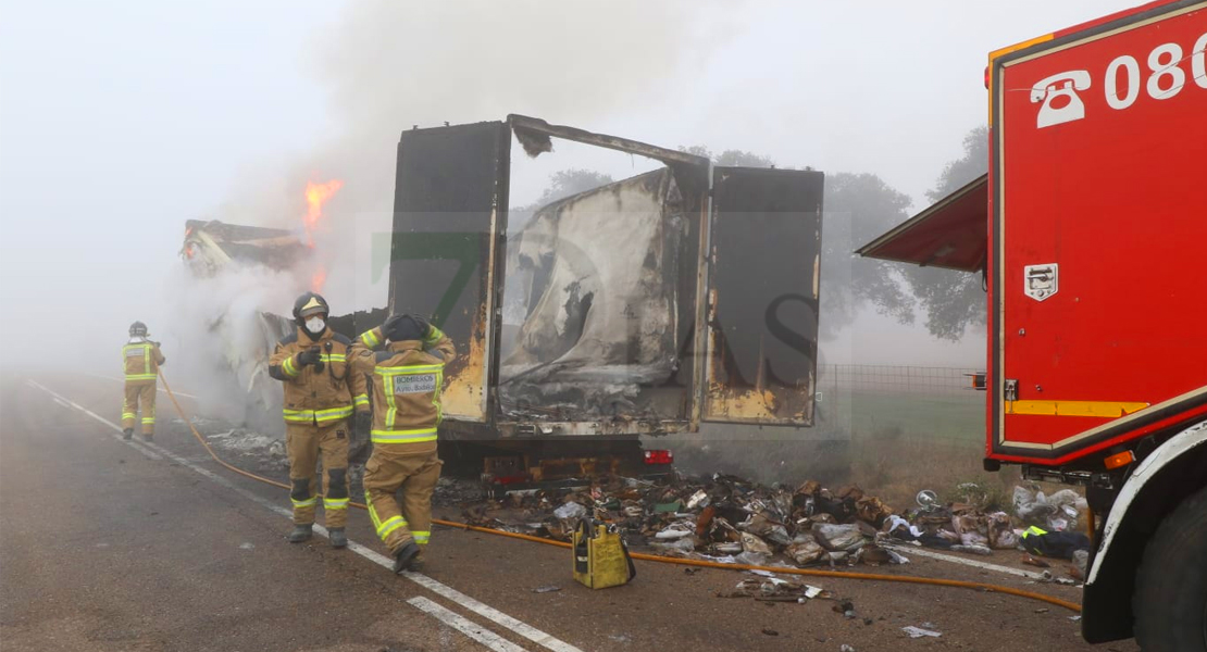 Sale ardiendo un tráiler en la N-523 cerca de Gévora (Badajoz) y provoca cortes