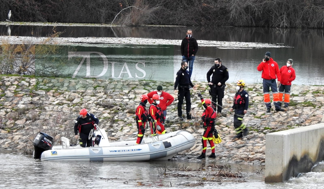 Intentan retirar la barca donde perdieron la vida 3 personas en el Guadiana