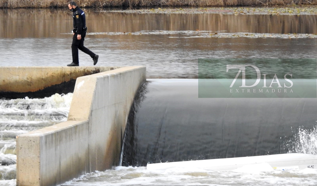 Intentan retirar la barca donde perdieron la vida 3 personas en el Guadiana