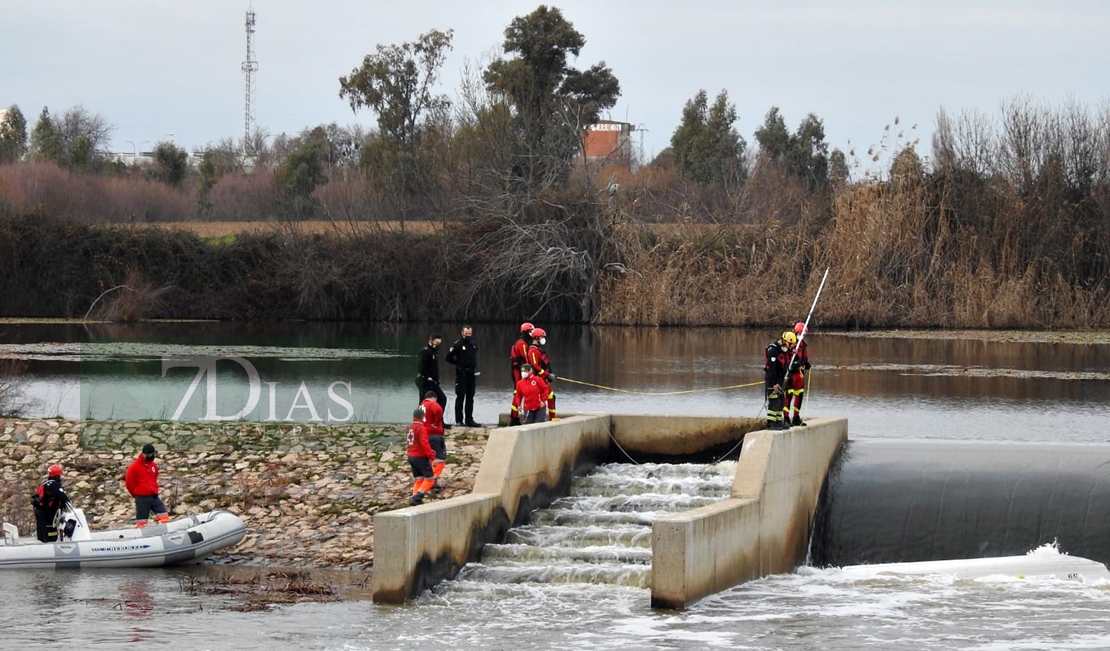 Intentan retirar la barca donde perdieron la vida 3 personas en el Guadiana