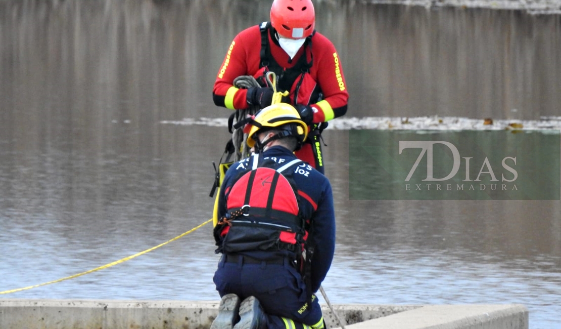 Intentan retirar la barca donde perdieron la vida 3 personas en el Guadiana