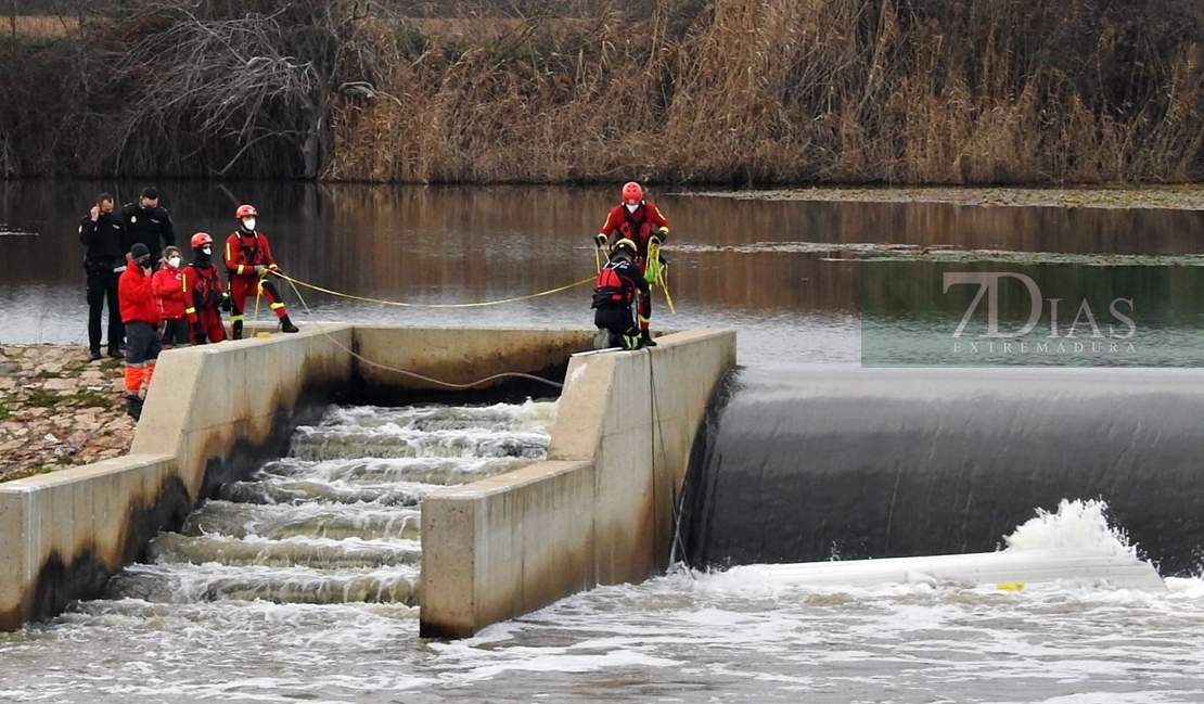 Intentan retirar la barca donde perdieron la vida 3 personas en el Guadiana