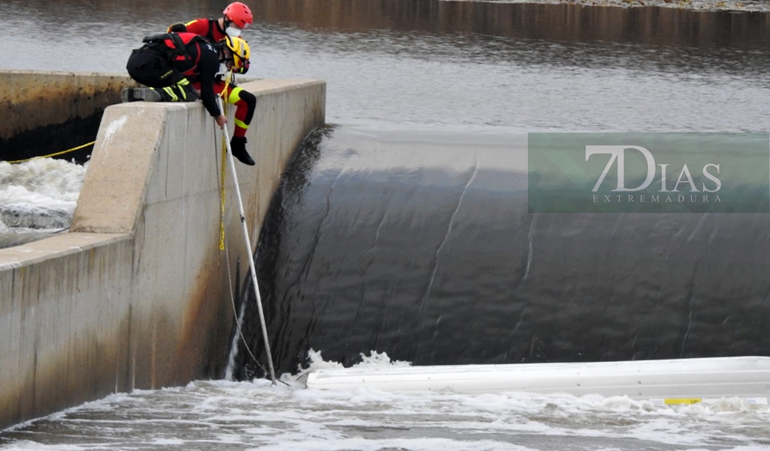 Intentan retirar la barca donde perdieron la vida 3 personas en el Guadiana