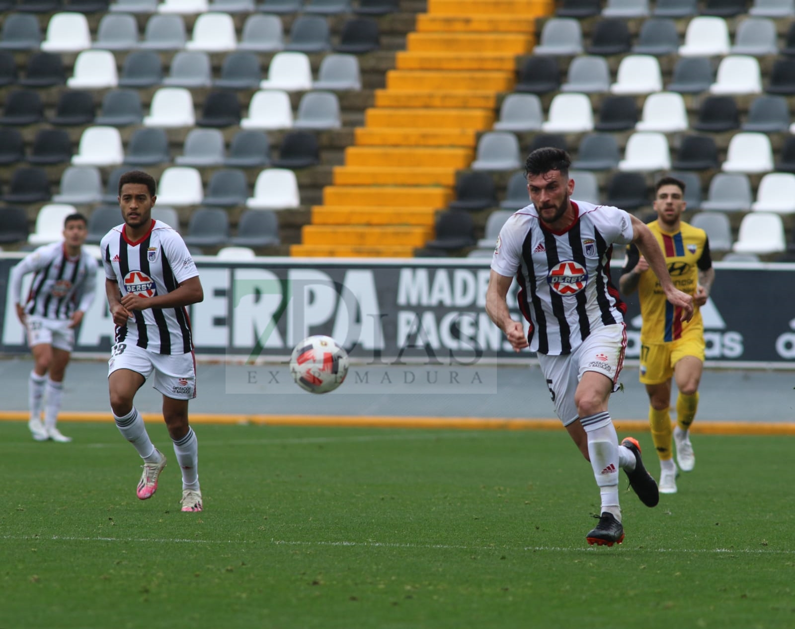 Un CD. Badajoz sobresaliente suma otros tres puntos frente al Extremadura UD