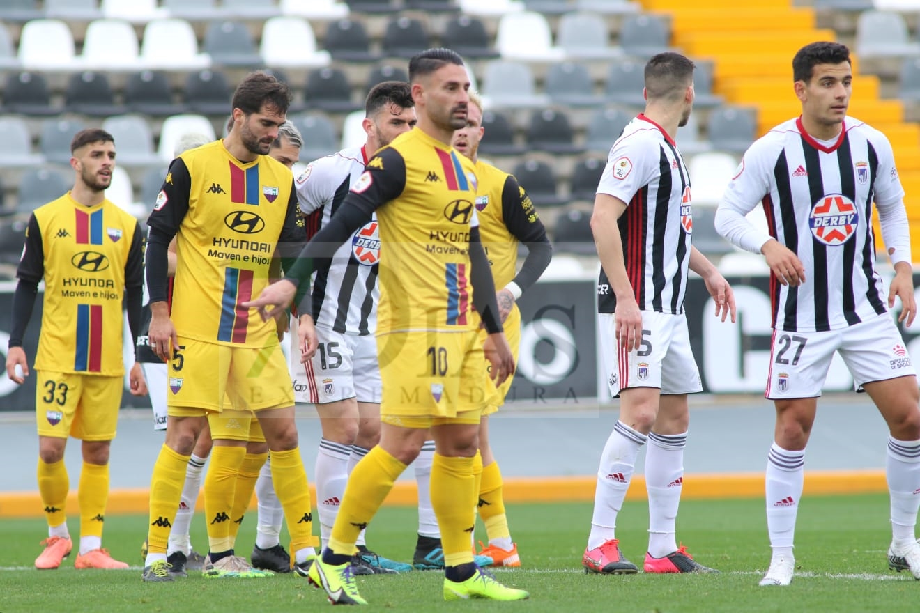 Un CD. Badajoz sobresaliente suma otros tres puntos frente al Extremadura UD