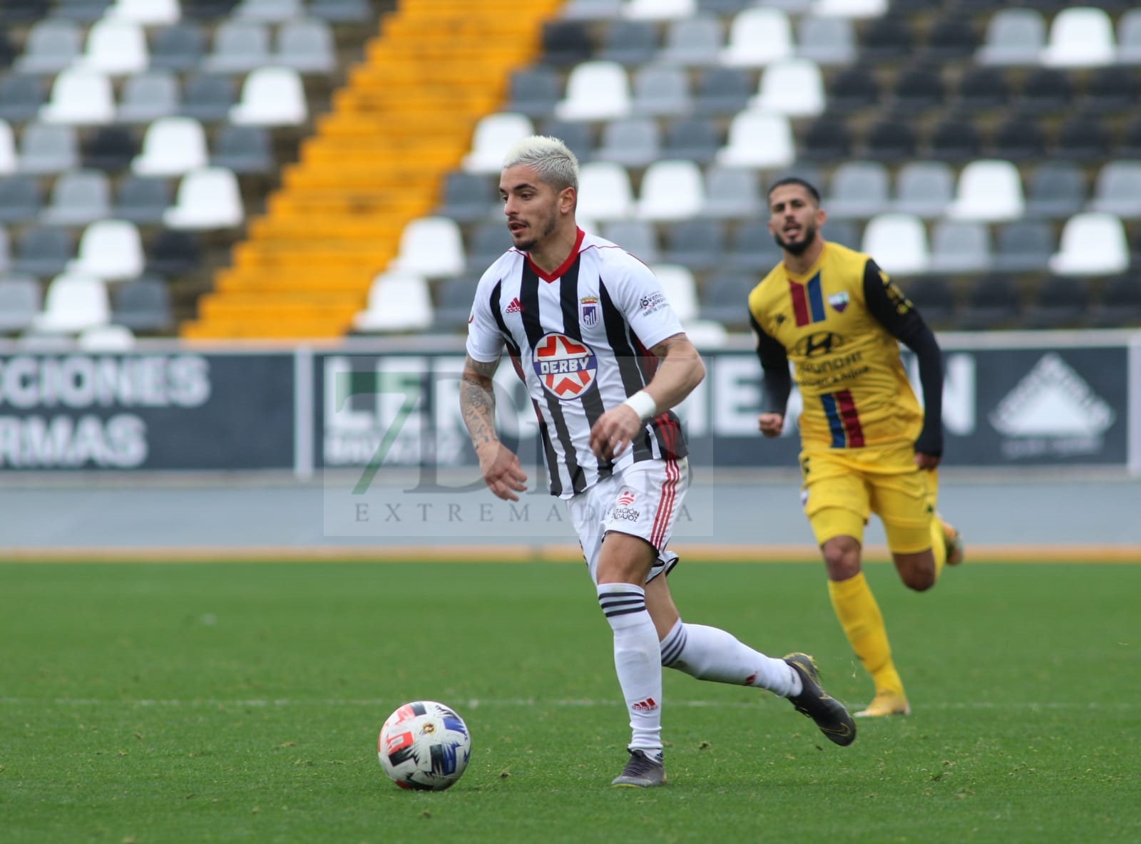 Un CD. Badajoz sobresaliente suma otros tres puntos frente al Extremadura UD