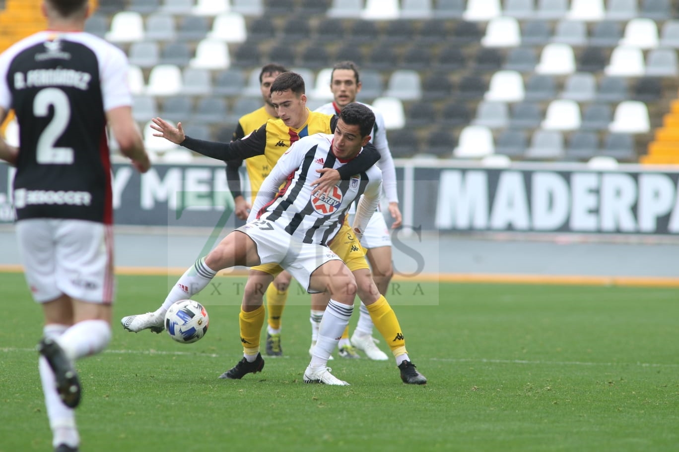 Un CD. Badajoz sobresaliente suma otros tres puntos frente al Extremadura UD