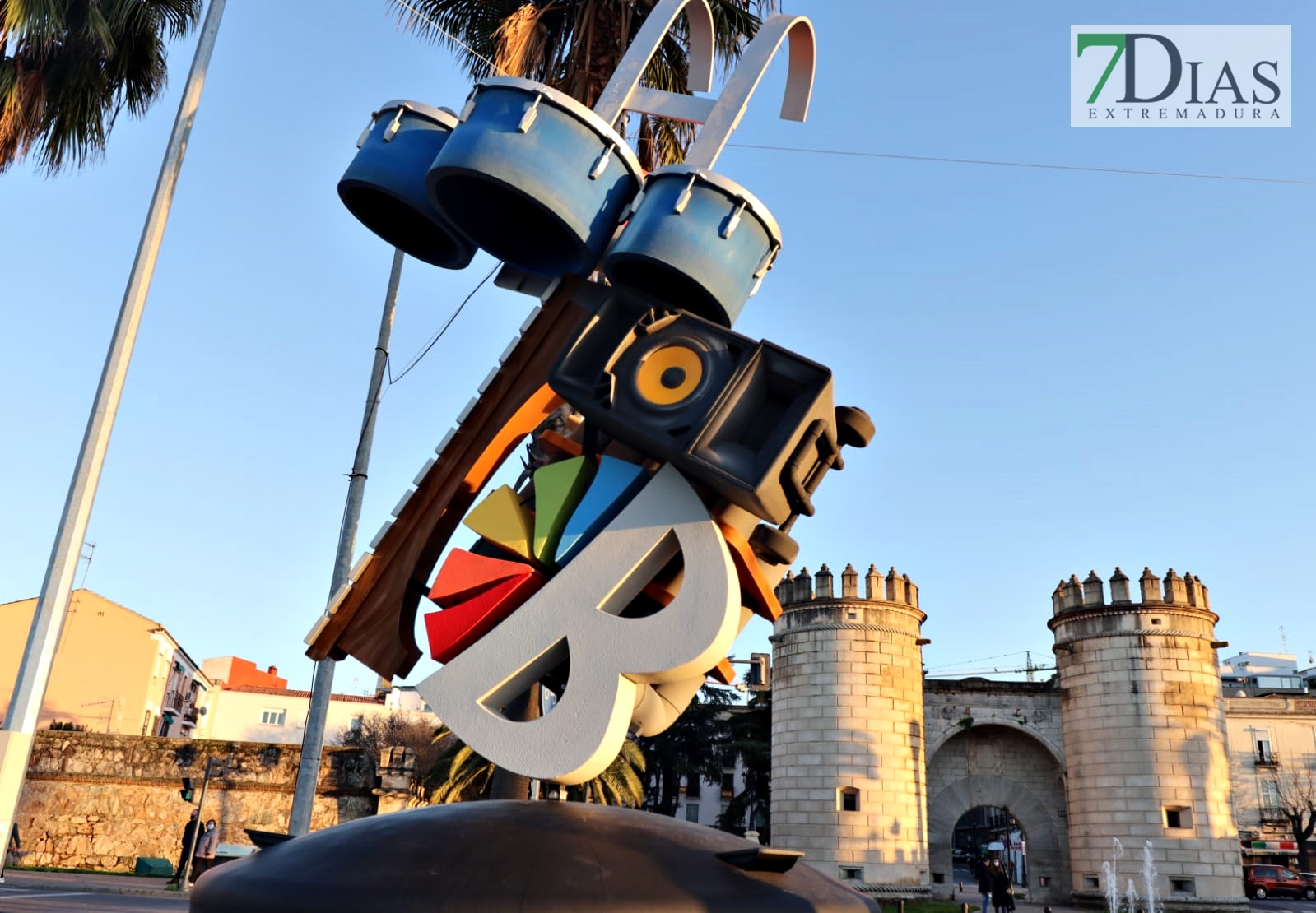 Ambiente en las calles de Badajoz para disfrutar de los homenajes a los carnavaleros