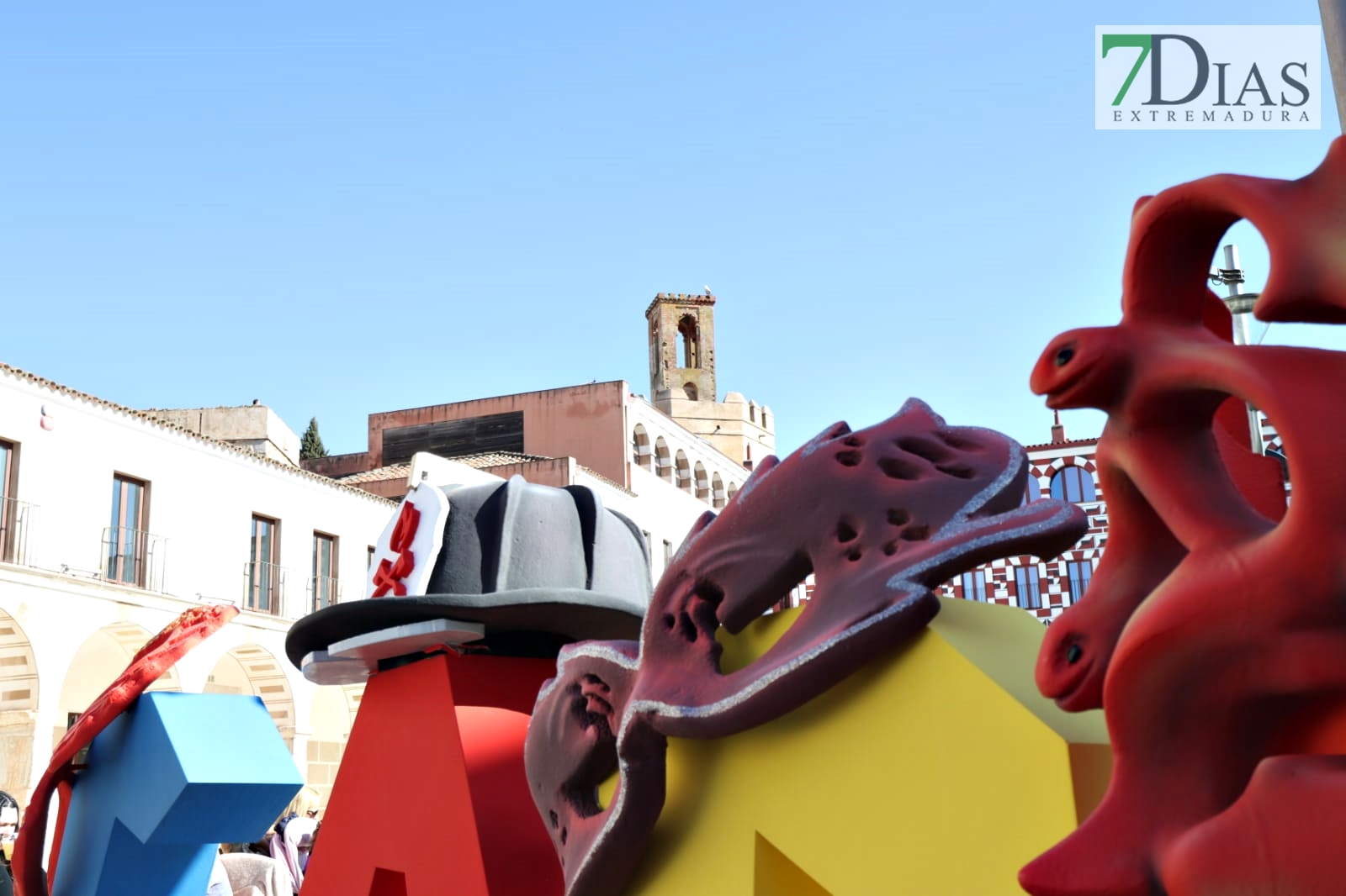 Ambiente en las calles de Badajoz para disfrutar de los homenajes a los carnavaleros