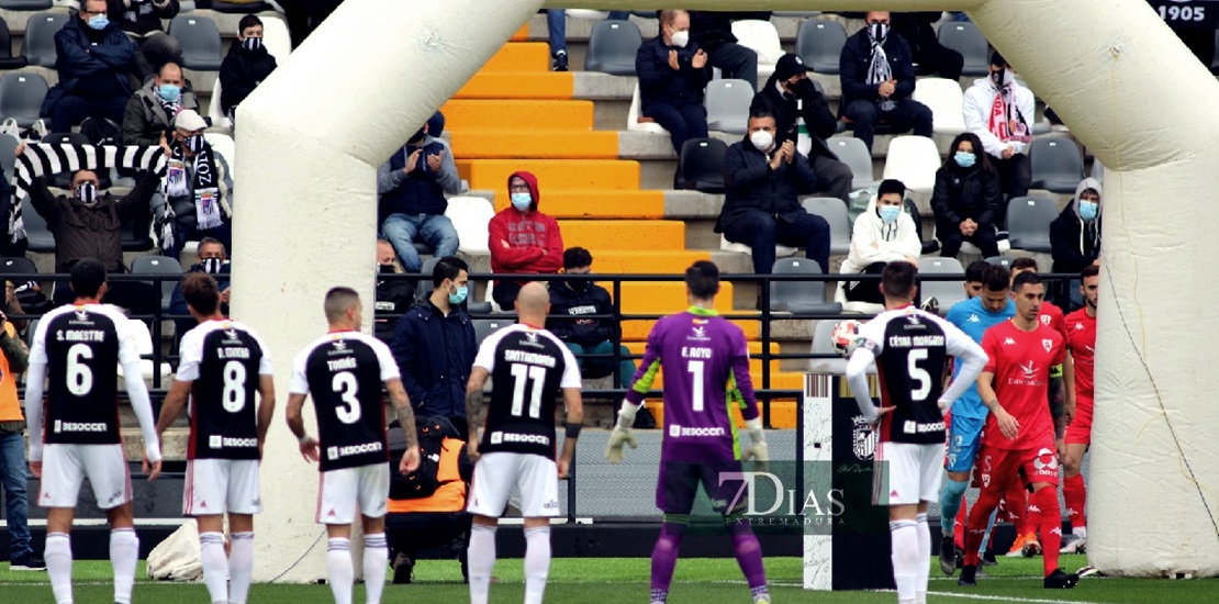 El CD Badajoz celebra la vuelta de público al estadio