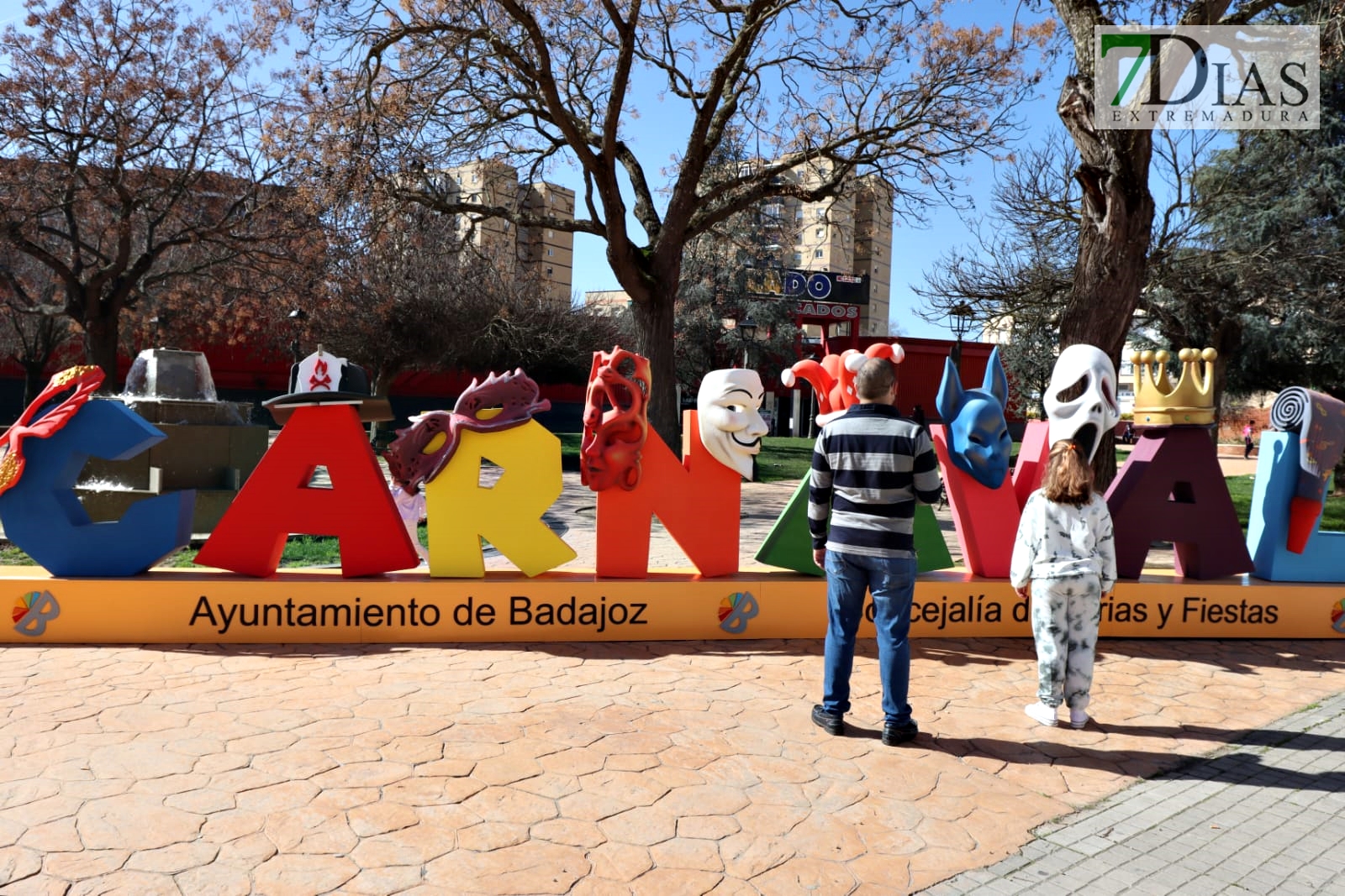 Ambiente en las calles de Badajoz para disfrutar de los homenajes a los carnavaleros