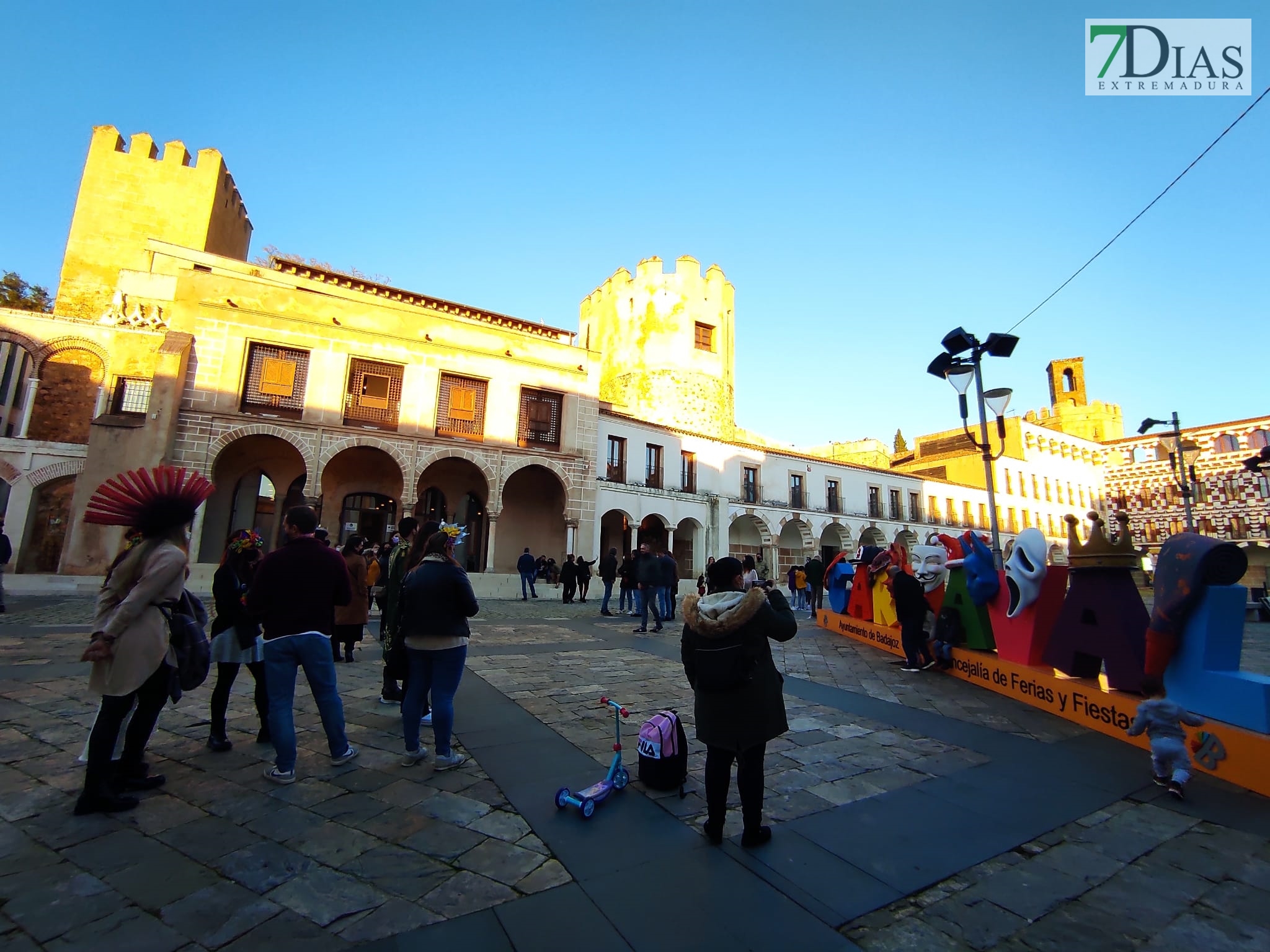 Ambiente en las calles de Badajoz para disfrutar de los homenajes a los carnavaleros