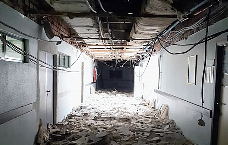 Se derrumba el techo de unos de los pasillos del Hospital Don Benito -Villanueva
