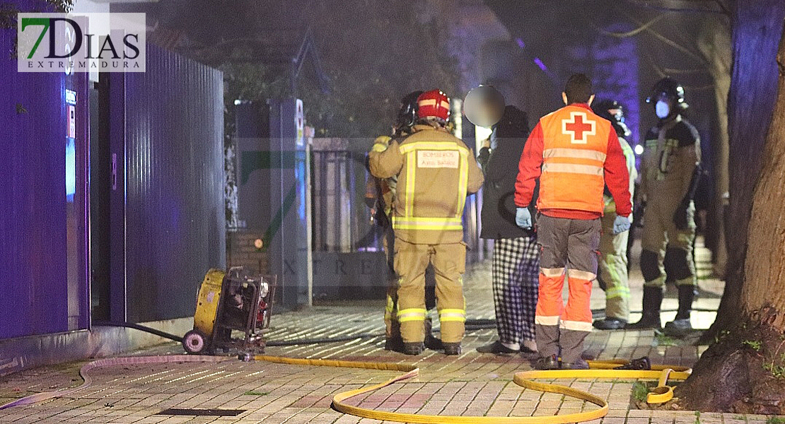 Los Bomberos extinguen un incendio de vivienda de madrugada en Badajoz