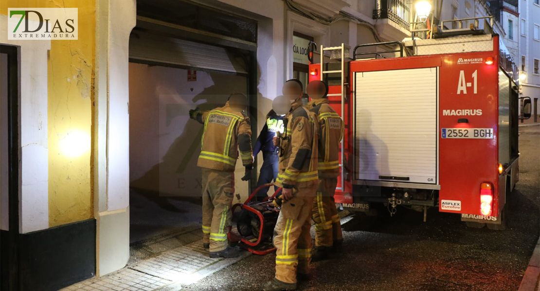 Los Bomberos actúan en un incendio en el garaje de la Comisaría de Policía Local de Badajoz