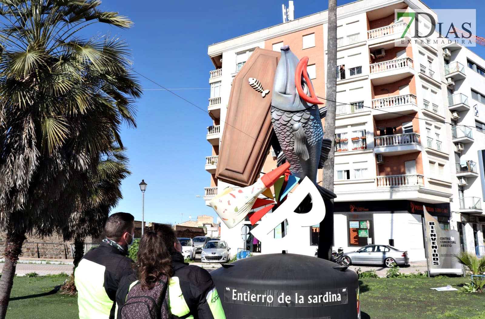 Ambiente en las calles de Badajoz para disfrutar de los homenajes a los carnavaleros