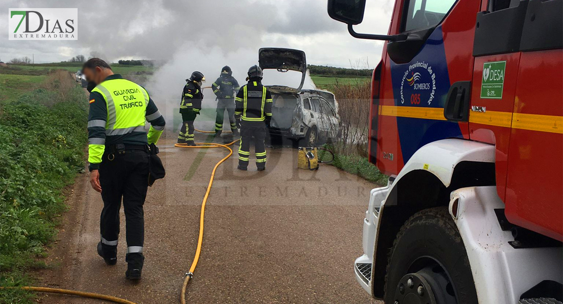 Un incendio calcina un vehículo en la carretera que une Pueblonuevo y Alcazaba (BA)