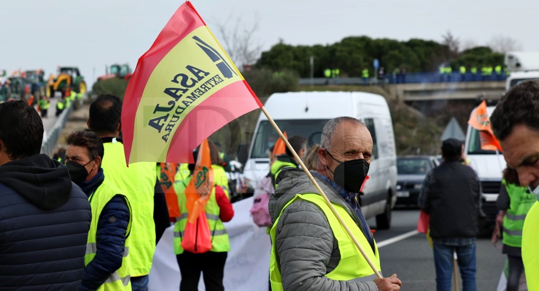 Agricultores extremeños cortan la Autovía A-5 durante horas en defensa del tabaco