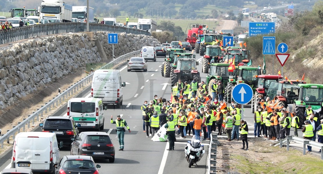 Agricultores extremeños cortan la Autovía A-5 durante horas en defensa del tabaco