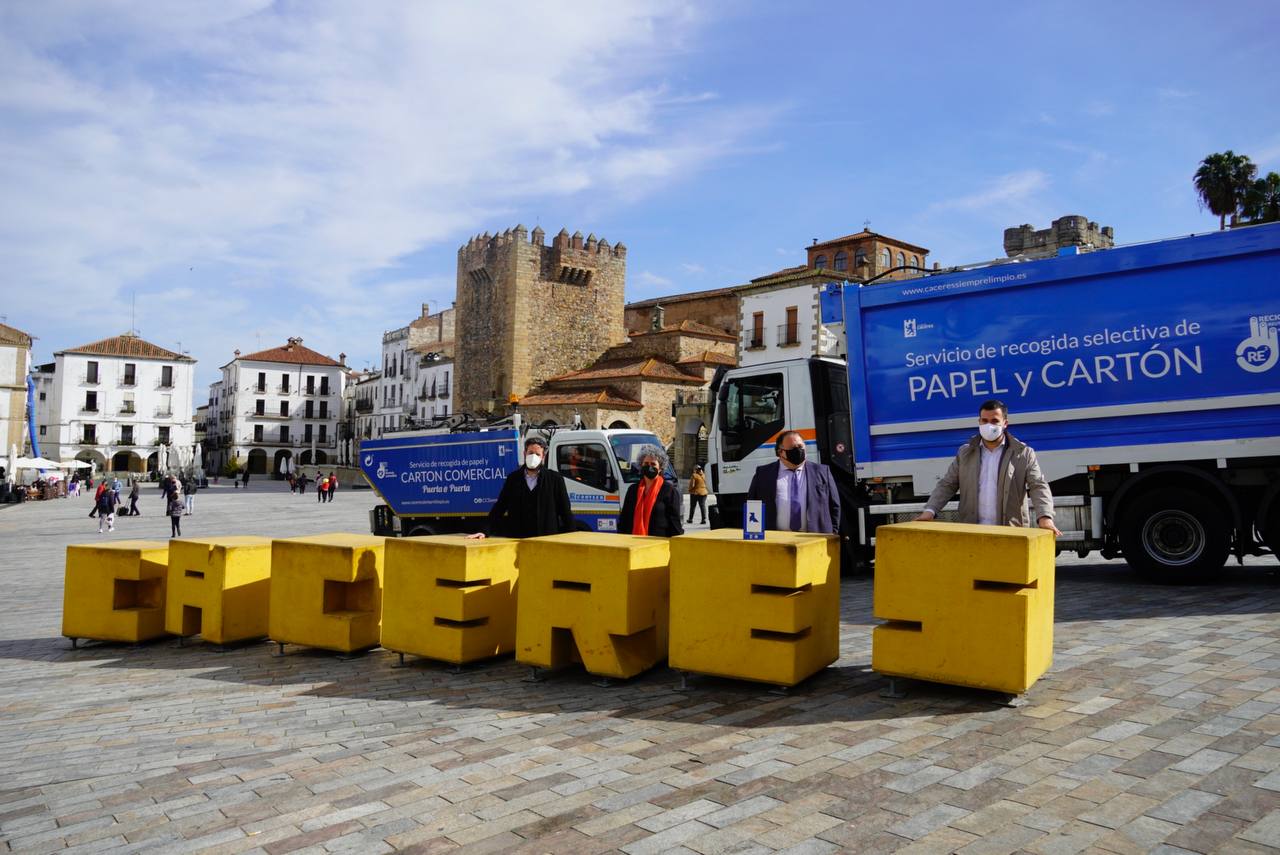 Cáceres recibe el premio ‘Pajaritas Azules 2021’ por su buena gestión en el reciclaje de papel y cartón