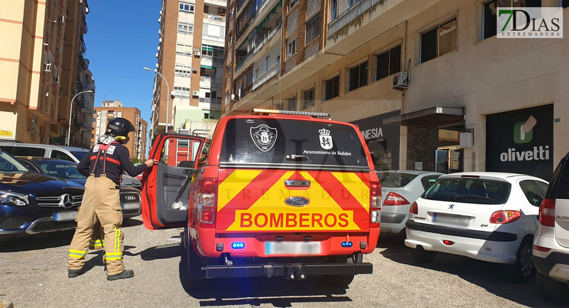 Los Bomberos actúan en un incendio de vivienda en la calle Héroes de Cascorro (Badajoz)