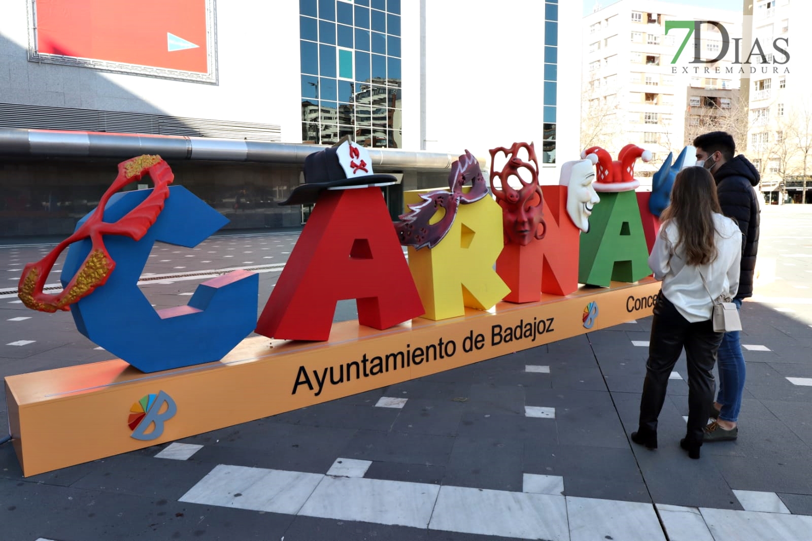 Ambiente en las calles de Badajoz para disfrutar de los homenajes a los carnavaleros