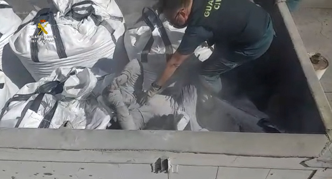 Rescatan a una persona enterrada dentro de un saco lleno cenizas tóxicas de la incineradora