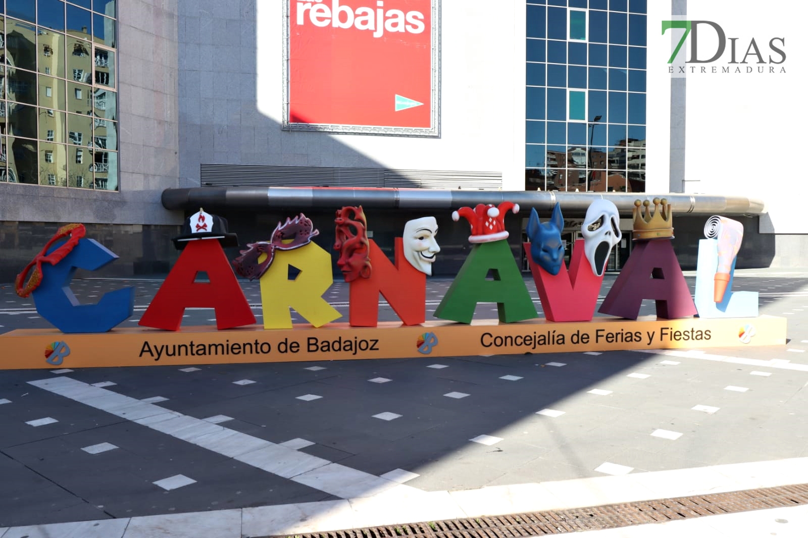 Ambiente en las calles de Badajoz para disfrutar de los homenajes a los carnavaleros