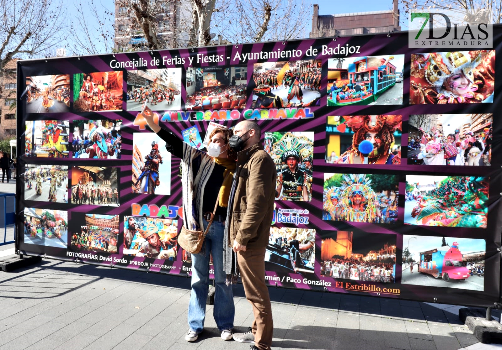 Ambiente en las calles de Badajoz para disfrutar de los homenajes a los carnavaleros