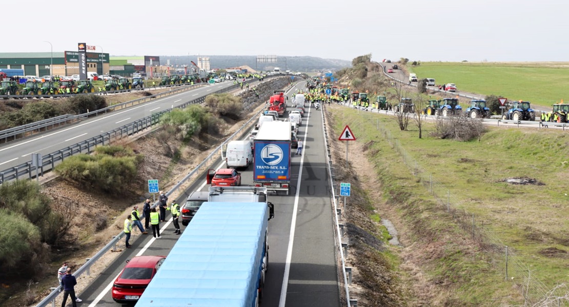 Agricultores extremeños cortan la Autovía A-5 durante horas en defensa del tabaco