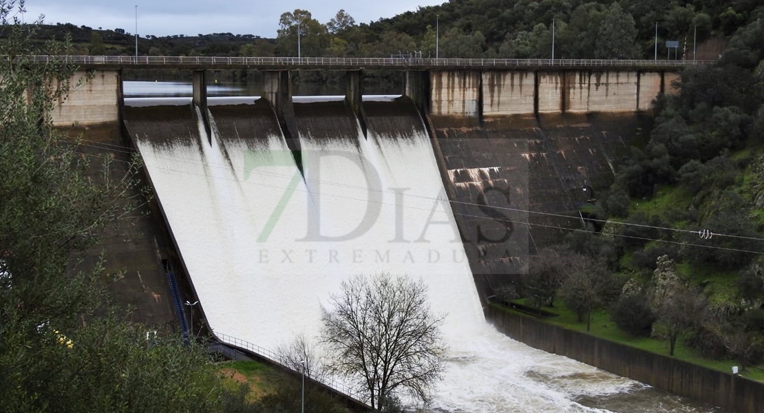Tras las lluvias de los últimos días la presa de Villar del Rey comienza a desembalsar