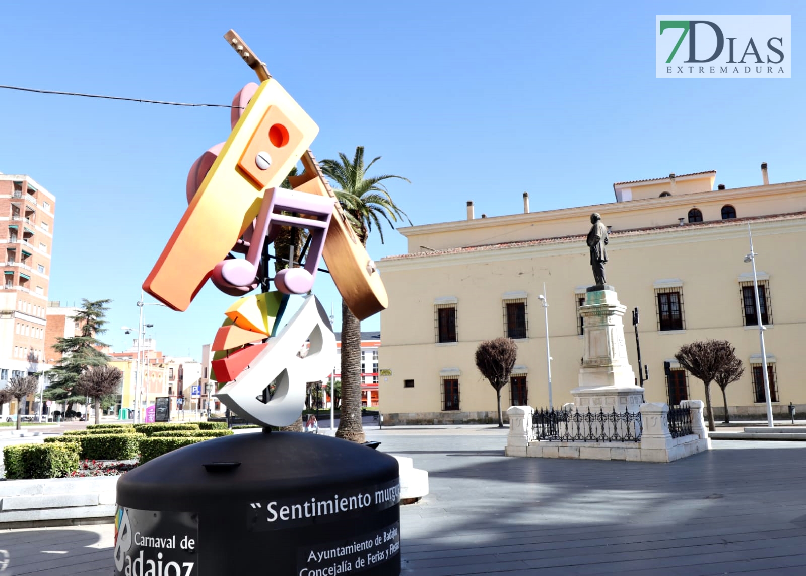 Ambiente en las calles de Badajoz para disfrutar de los homenajes a los carnavaleros