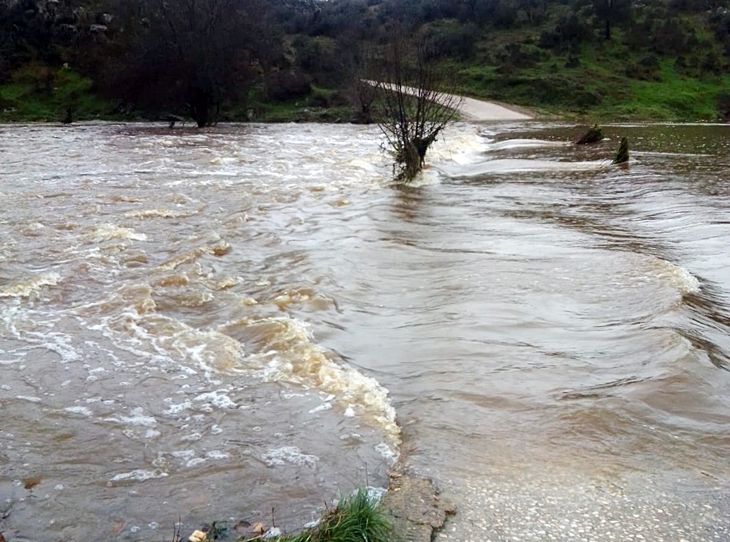 La crecida del río Salor aísla a varias familias de un pueblo cacereño